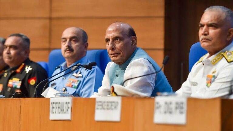 Agnipath: రాజ్‌నాథ్ సింగ్ కీలక సమావేశం.. హాజరైన త్రివిధ దళాధిపతులు