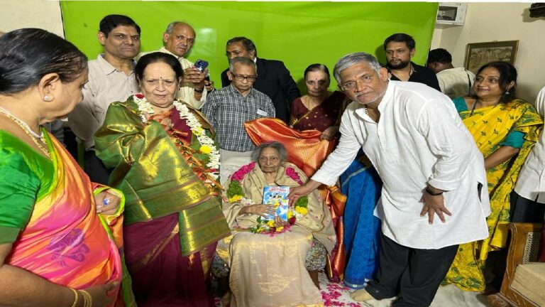 Tanikella Bharani : కృష్ణవేణికి ‘ఆటగదరా శివ’ పుస్తకాన్ని అందించిన భరణి