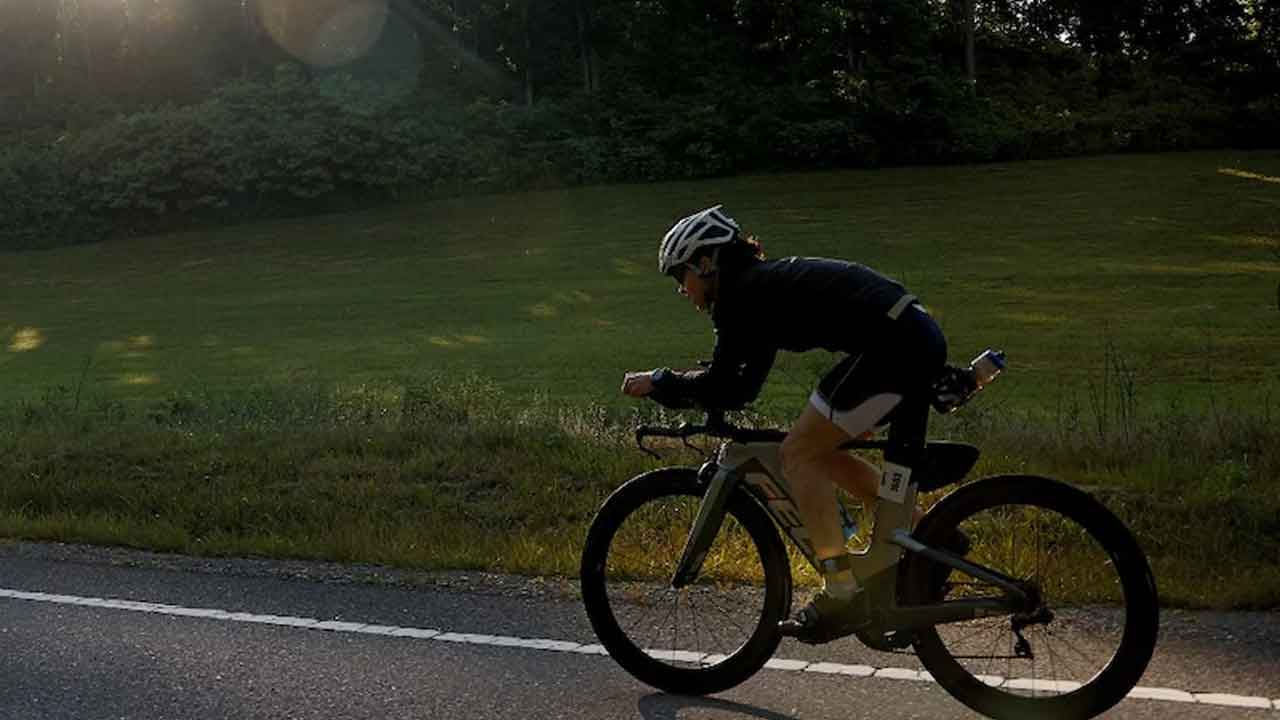 ‘డియర్ కామ్రేడ్’ సినిమా రిపీట్.. మహిళా అథ్లెట్ ను గదిలోకి లాక్కెళ్లి