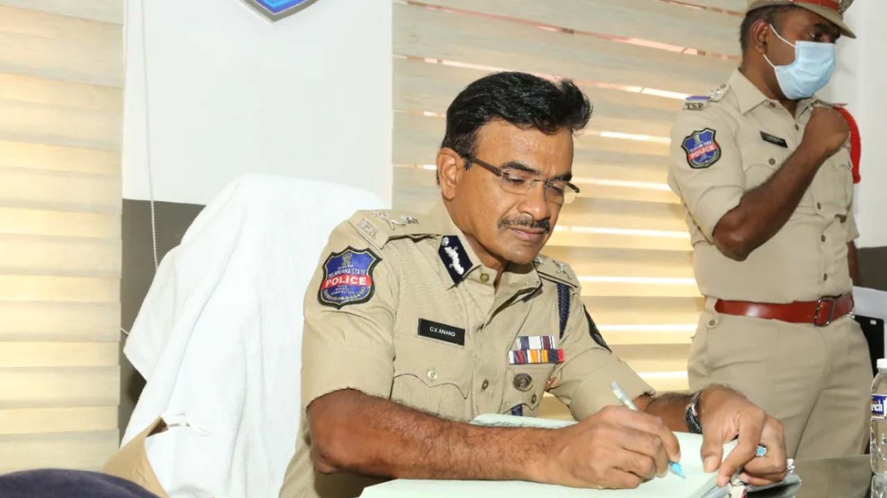 TS Police : హైదరాబాద్‌లో భారీగా బదిలీలు..