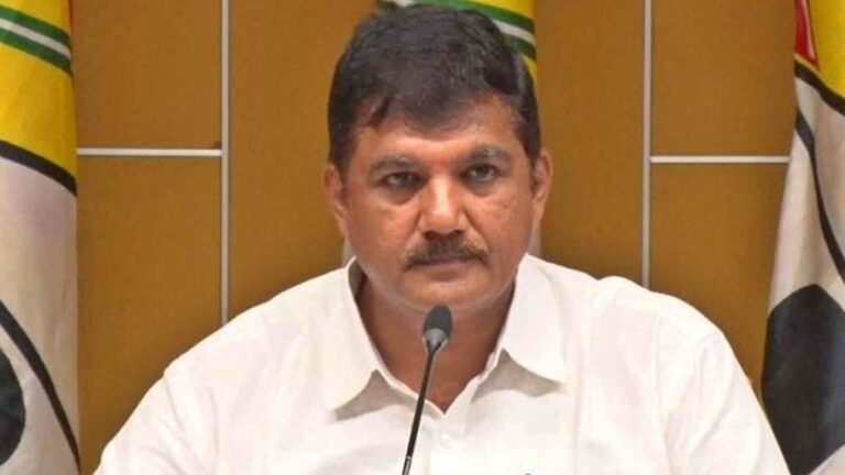 Telugu Desam Party: మాజీ ఎమ్మెల్యే ధూళిపాళ్ల కారుపై దాడి, అద్దాలు ధ్వంసం
