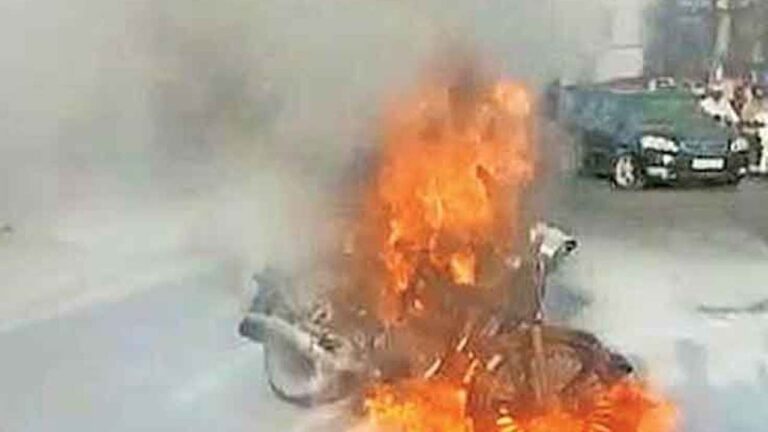 Electric Bike Fire: కాలి బూడిదైన మ‌రో ఎలక్ట్రిక్ బైక్..! చార్జింగ్ పెట్టి..