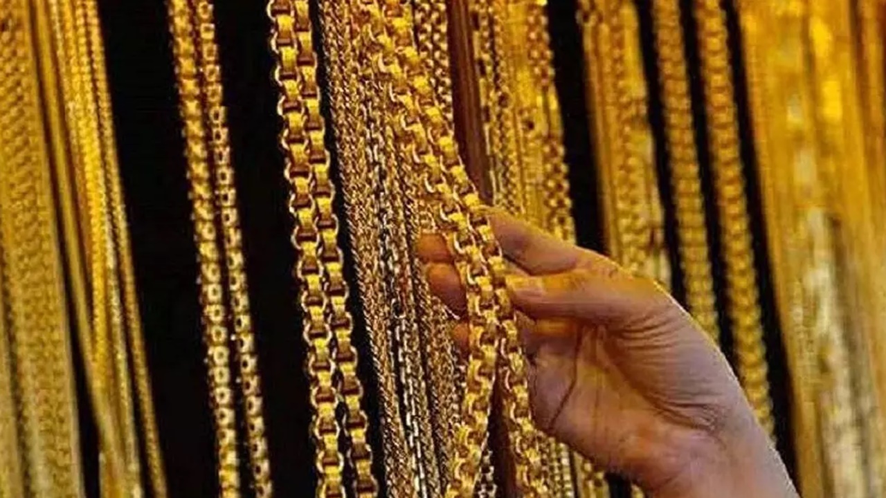 Gold Rates: స్థిరంగా కొనసాగుతున్న బంగారం ధరలు.. స్వల్పంగా తగ్గిన వెండి