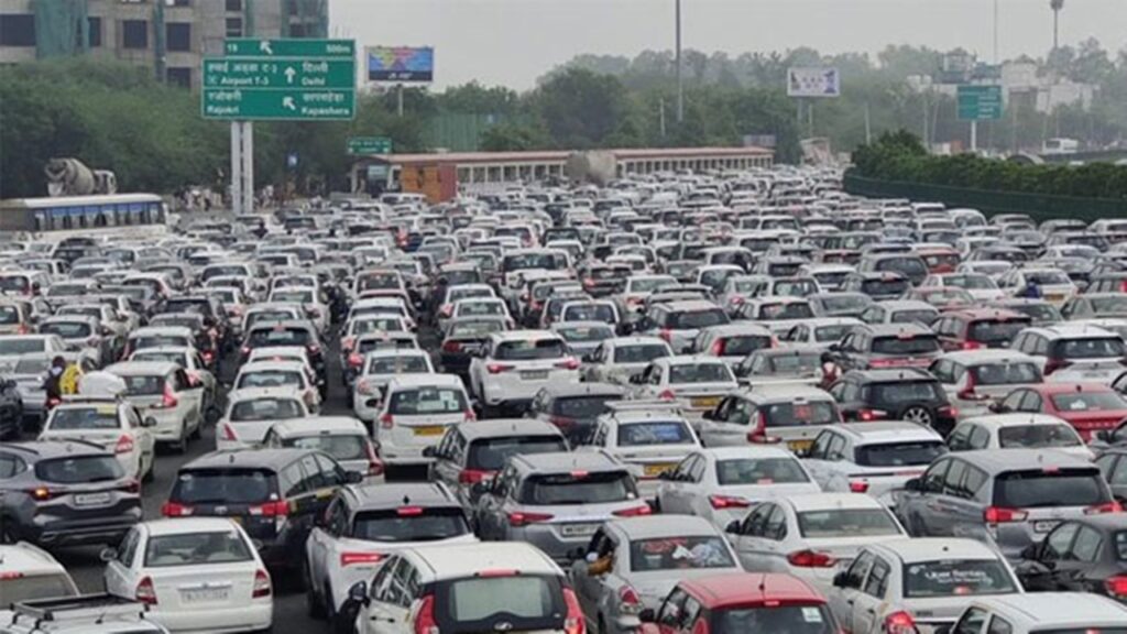 Heavy Traffic Jam At Delhi