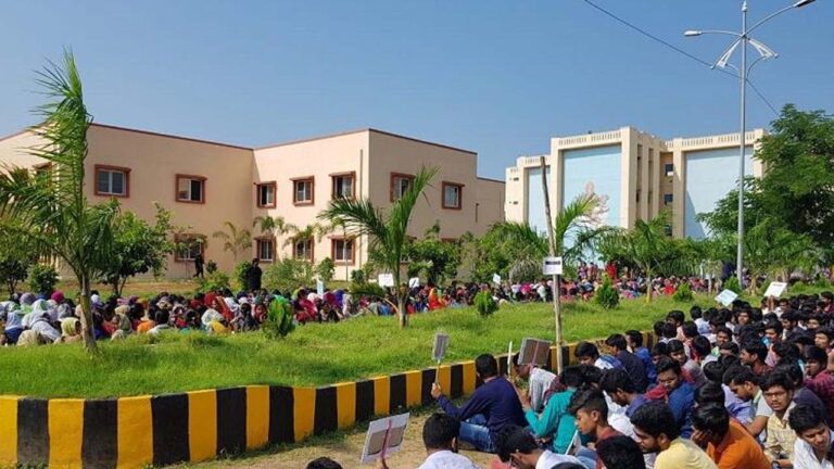 Basara IIIT: ఉద్రిక్తత.. క్యాంపస్ వైపు దూసుకొచ్చిన BJP కార్యకర్తలు..!