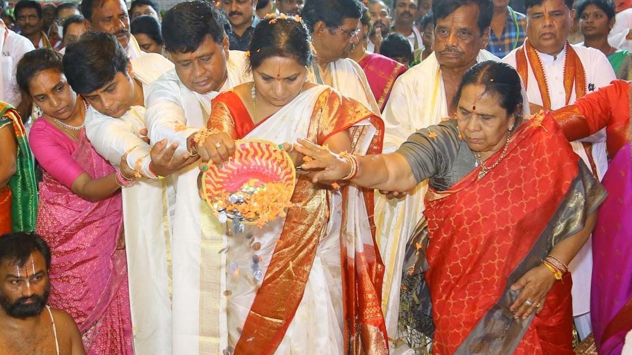 Nizamabad: నృసింహ ఆలయ ప్రతిష్ఠాపన వేడుకలకు క‌విత దంప‌తులు