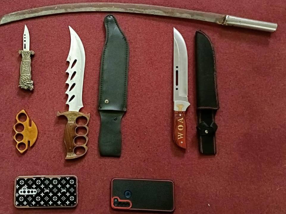 Crime News: చేసేది బట్టల వ్యాపారం… అమ్మేది కత్తులు, తల్వార్లు