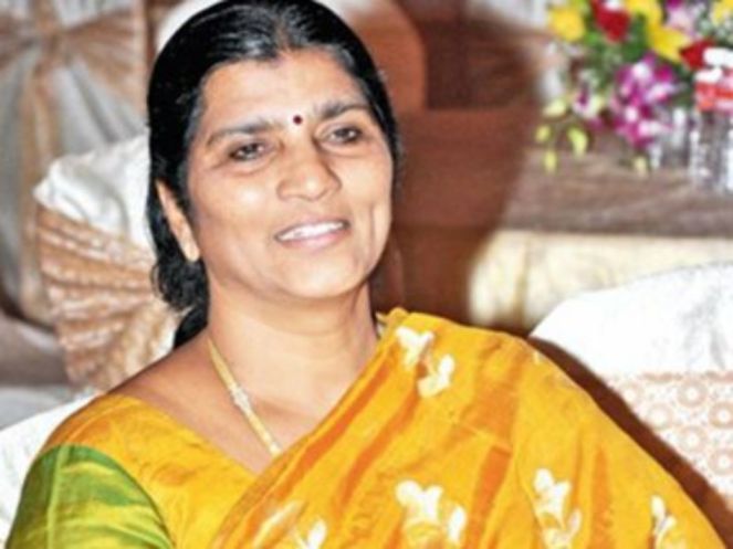 Laxmi Parvathy: దమ్ముంటే టీడీపీ ఎమ్మెల్యేలు రాజీనామా చేయాలి