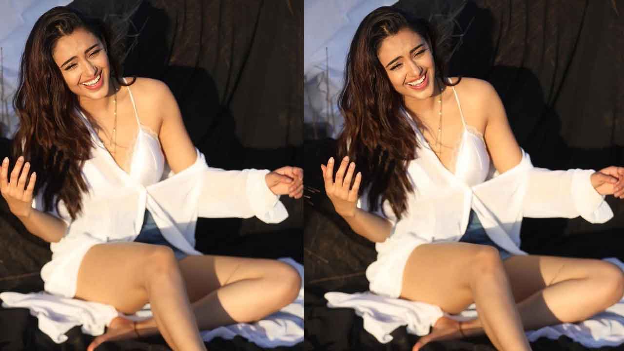 Malvika Sharma:  సూర్యుడి హీట్ కన్నా ఈ భామే హీట్ పెంచుతుందే