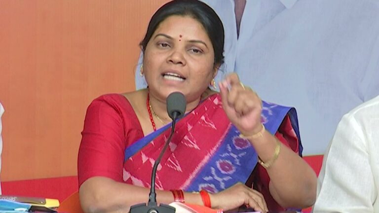 Palvai Rajini Kumari: రాష్ట్రంలో మహిళల రక్షణపై KCR సిగ్గుపడాలి.. పాల్వాయి రజిని కుమారి ఘాటు వ్యాఖ్యలు..