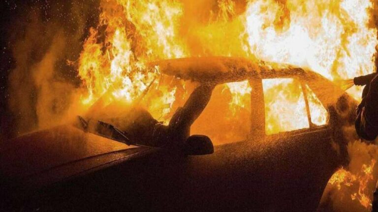 Nizamabad Crime: లారీని ఢీకొట్టిన కారు.. మంటల్లో ఇద్దరు.. కాపాడాలంటూ కేకలు