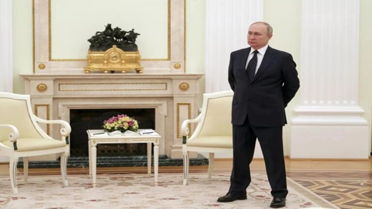 Putin: నిలబడలేక ఇబ్బంది పడుతున్న పుతిన్.. రష్యా అధ్యక్షుడికేమైంది?