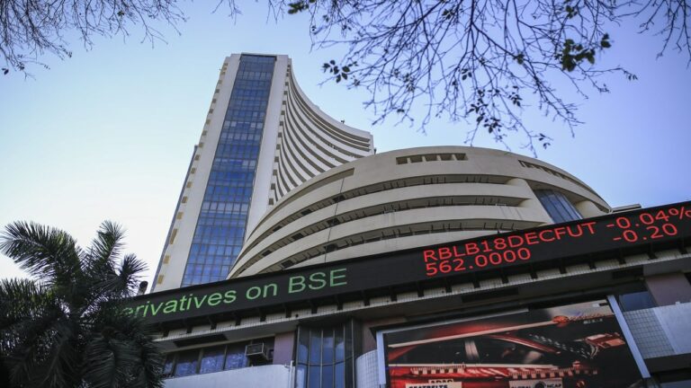 Stock Market: రోజంతా ఊగిసలాట.. చివరకు స్వల్ప నష్టాల్లో ముగిసిన మార్కెట్లు