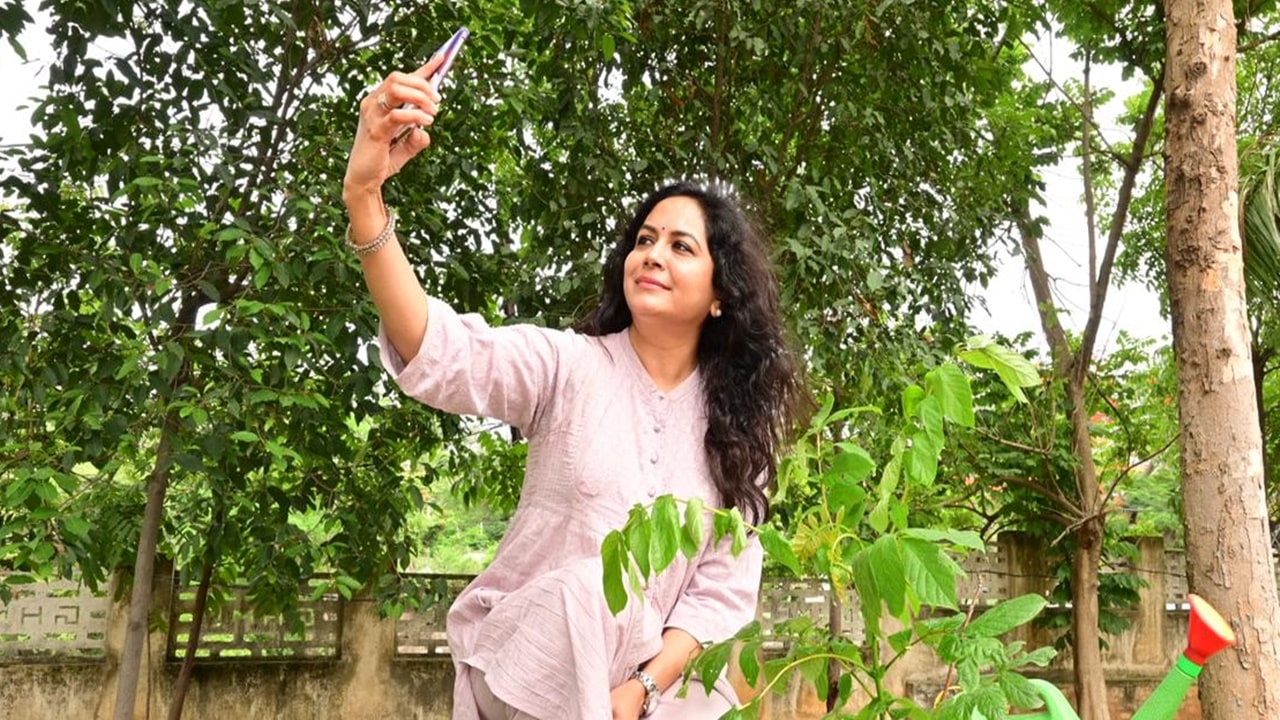 Green India Challenge: జీహెచ్‌ఎంసీ పార్కులో మొక్కలు నాటిన గాయని సునీత