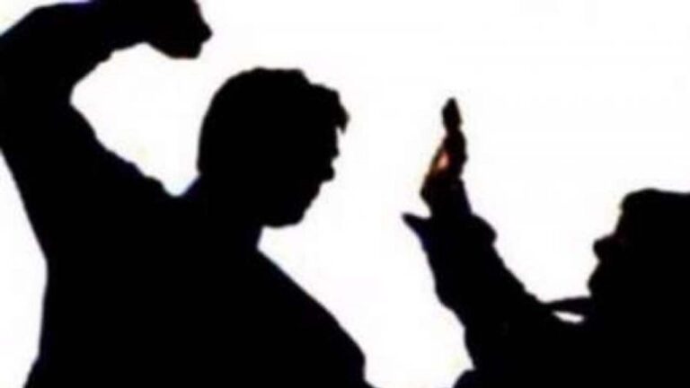 Secendeabad Crime: సామాన్యుడిపై ఖాకీల కర్కశత్వం.. కర్రలతో కాళ్లు విరగగొట్టి..