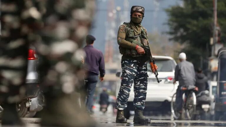 Terrorists Attack: మరోసారి రెచ్చిపోయిన ఉగ్రవాదులు.. ఎస్సైపై కాల్పులు