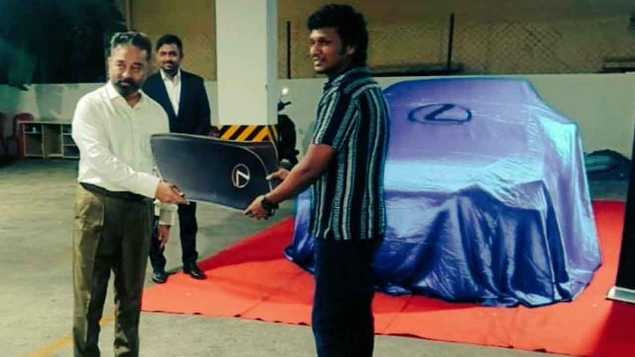 Vikram: ‘విక్రమ్’ హిట్.. డైరెక్టర్ కు కాస్ట్లీ గిఫ్ట్ ఇచ్చిన కమల్