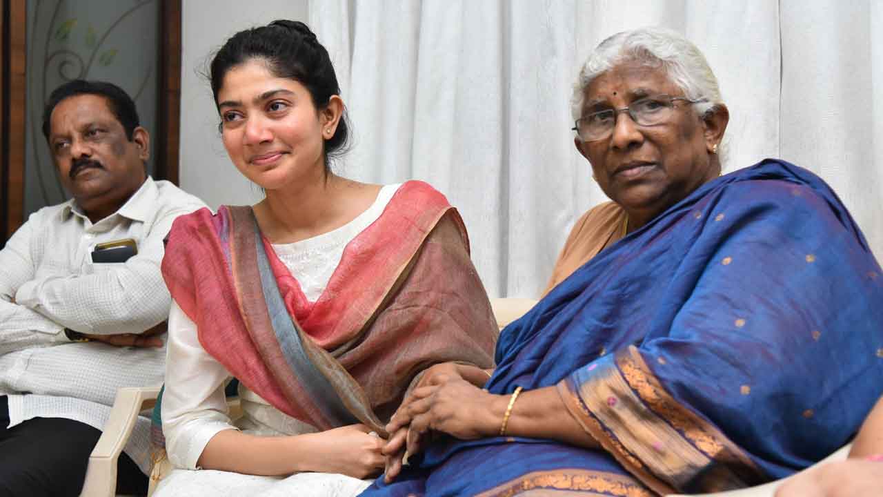 Virata Parvam: సరళ ఫ్యామిలీని కలిసి ఎమోషనల్ అయిన సాయి పల్లవి