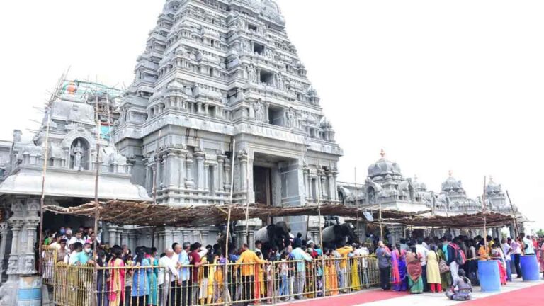 Yadadri: పోటెత్తిన భ‌క్తులు.. ద‌ర్శ‌నానికి 4గంట‌లు