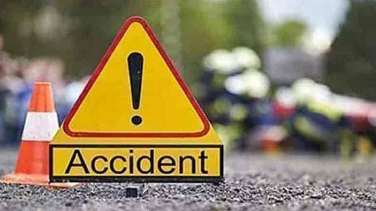 Car Accident : యువతిని ఢీకొట్టిన కారు.. కానీ..