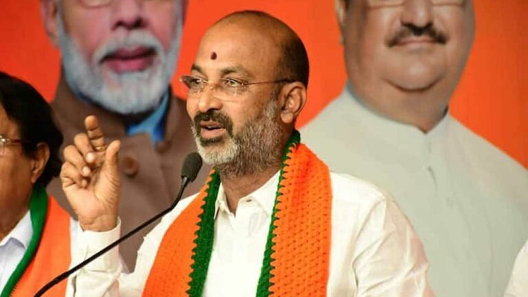 Bandi Sanjay : ఉద్యోగులకు జీతాలే ఇవ్వలేనోడు రైతులను ఎట్లా ఆదుకుంటారు?