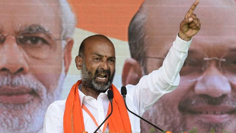 Bandi Sanjay : గడీ పాలనను బద్దలు కొట్టి తెలంగాణ తల్లికి విముక్తి చేస్తాం