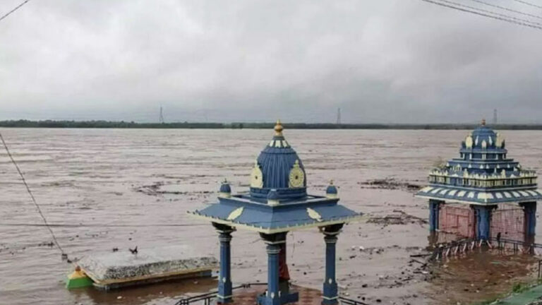 Bhadradri Floods : ఇంకా ముంపులోనే రామాలయం పరిసరాలు