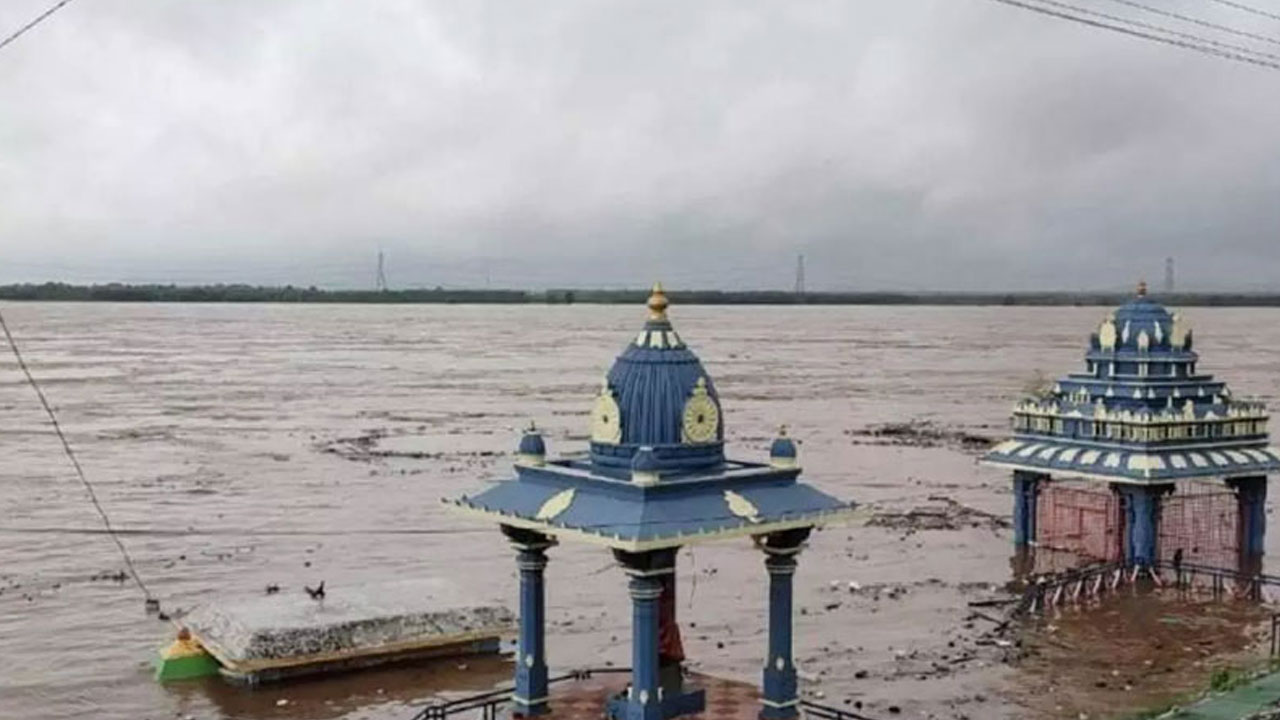 Bhadradri Floods : ఇంకా ముంపులోనే రామాలయం పరిసరాలు