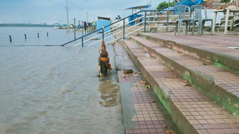 Telangana Floods : భద్రాచలం వద్ద తగ్గుతున్న గోదావరి