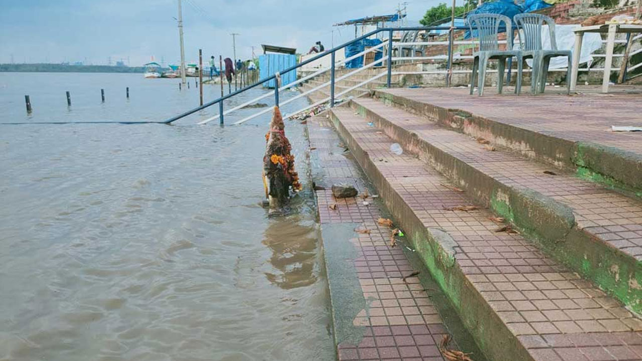 Telangana Floods : భద్రాచలం వద్ద తగ్గుతున్న గోదావరి