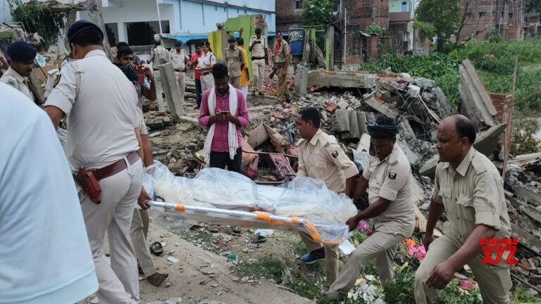 house collapses due to blast: భారీ పేలుడు.. ఇల్లు కూలి ఆరుగురు మృతి