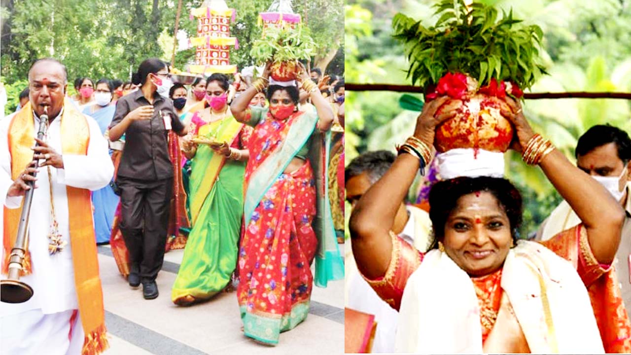 Bonalu Festival in Raj Bhavan: బోనమెత్తిన గవర్నర్‌ తమిళి సై..