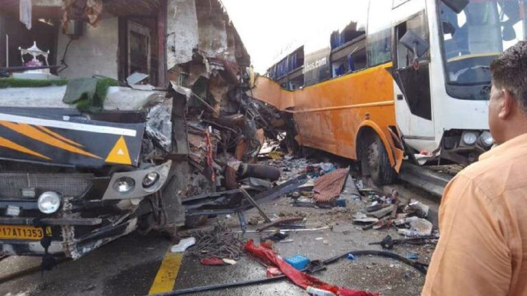Massive Road Accident : రెండు బస్సులు ఢీ.. 8మంది మృతి..
