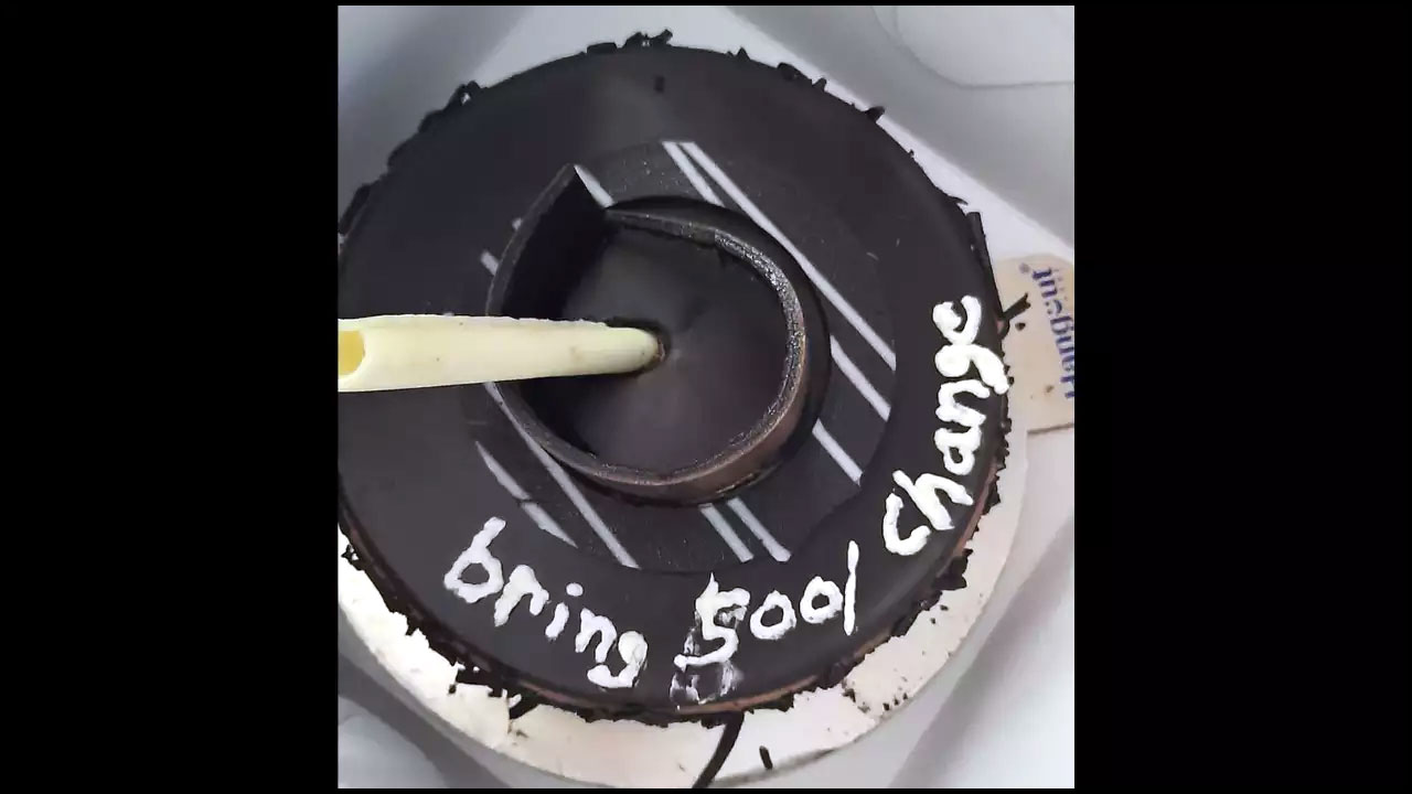 Cake Delivery: రూ. 500కి చిల్లర తీసుకురమ్మంటే.. ఏకంగా కేక్‌పైనే..
