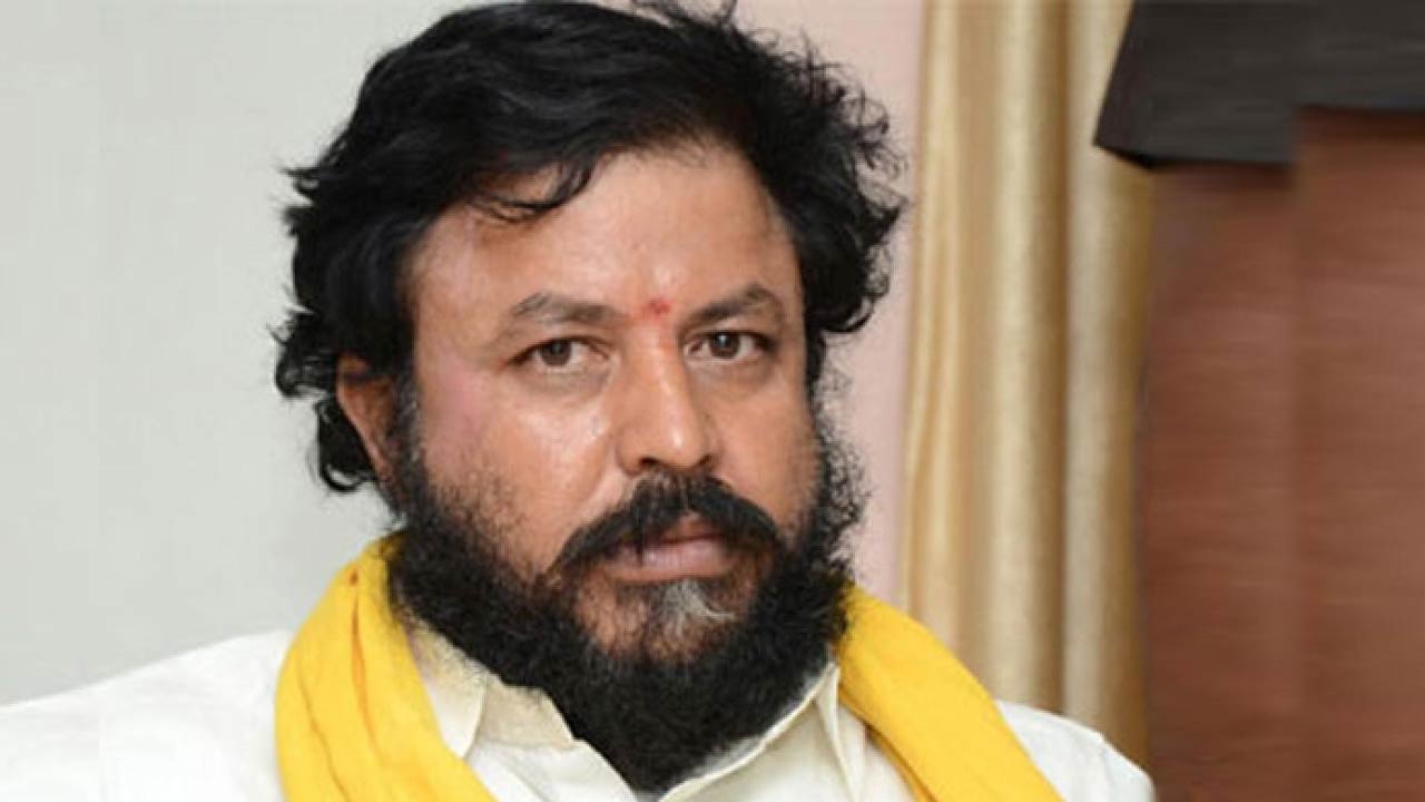 Chintamaneni Prabhakar : కోడిపందాల్లో టీడీపీ నేత చింతమనేని.. పోలీసులను చూసి పరార్‌..
