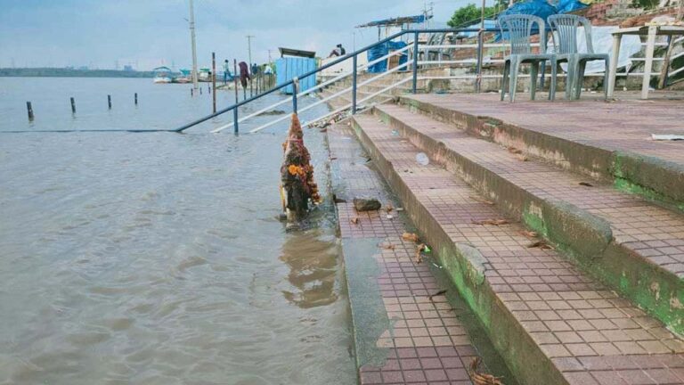 Godavari Floods: శాంతించిన గోదావరి.. భద్రాద్రి వద్ద తగ్గుతున్న ప్రవాహం
