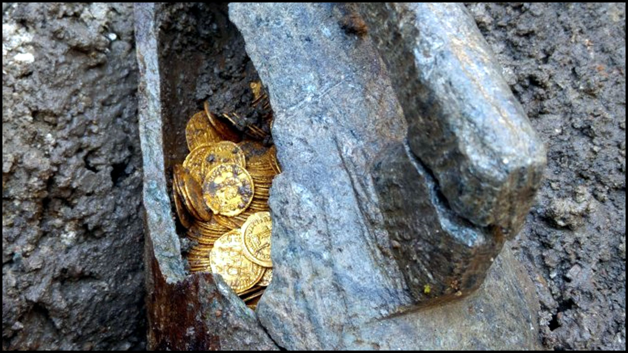 Gold Coins: బాత్రూమ్ కోసం తవ్వితే.. గోల్డ్ కాయిన్స్ బయటపడ్డాయి