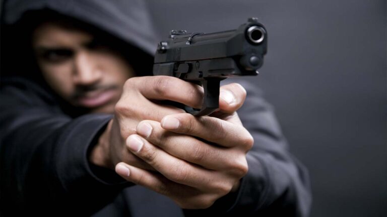 Gun Firing in Rangareddy: రంగారెడ్డి జిల్లాలో కాల్పుల కలకలం.. కారులో వచ్చి..