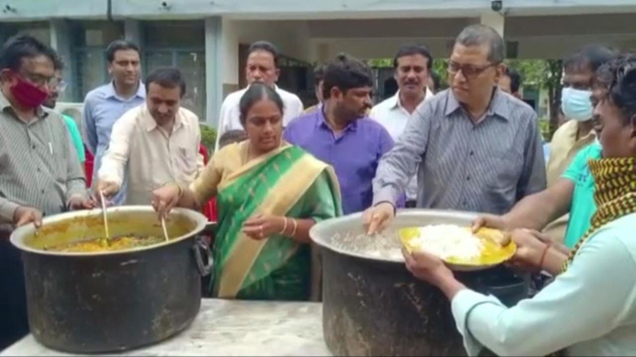 ITC Food Distribution: గోదావరి వరద బాధితులకు ఐటీసీ పేపర్ కర్మాగారం చేయూత