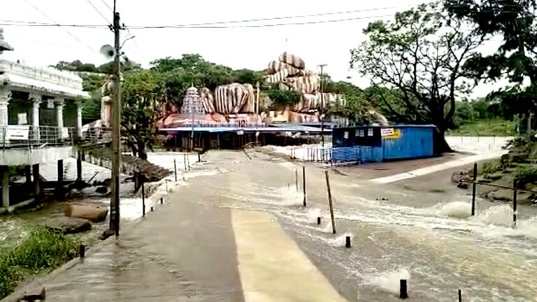 Manjeera floods: ఏడుపాయల వనదుర్గ ఆలయం వద్ద వరద ప్రవాహం.. ఆలయాన్ని మూసివేసిన అధికారులు