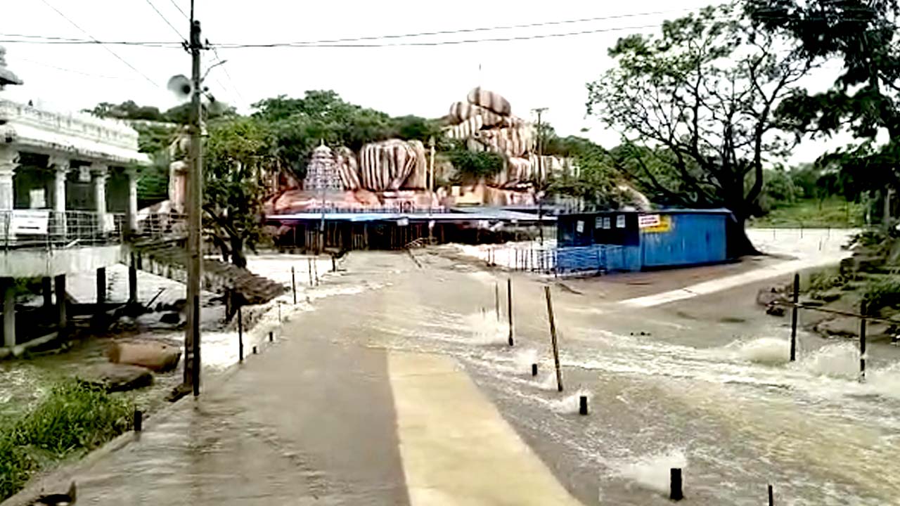 Manjeera floods: ఏడుపాయల వనదుర్గ ఆలయం వద్ద వరద ప్రవాహం.. ఆలయాన్ని మూసివేసిన అధికారులు
