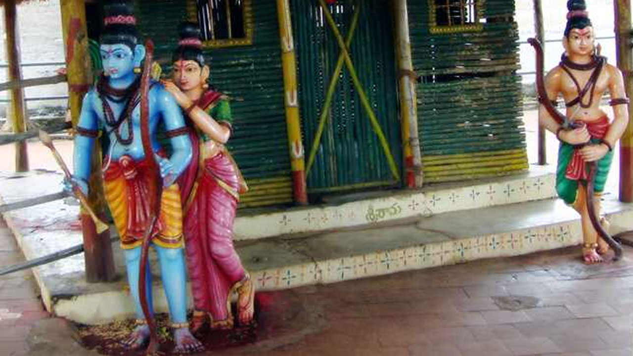 Telangana Floods : చీకటిలోనే పర్ణశాల రాముల వారి పూజలు