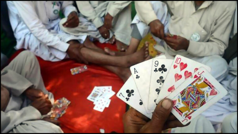 Playing Cards: మాజీ ఎమ్మెల్సీ నేతృత్వంలో పేకాట.. షాకిచ్చిన టాస్క్‌ఫోర్స్