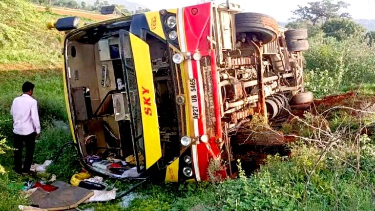 Prakasam Bus Accident: నిద్రమత్తులో అదుపుతప్పిన డైవర్‌.. 40 మంది ప్రయాణికులతో వెలుతున్న బస్సు బోల్తా