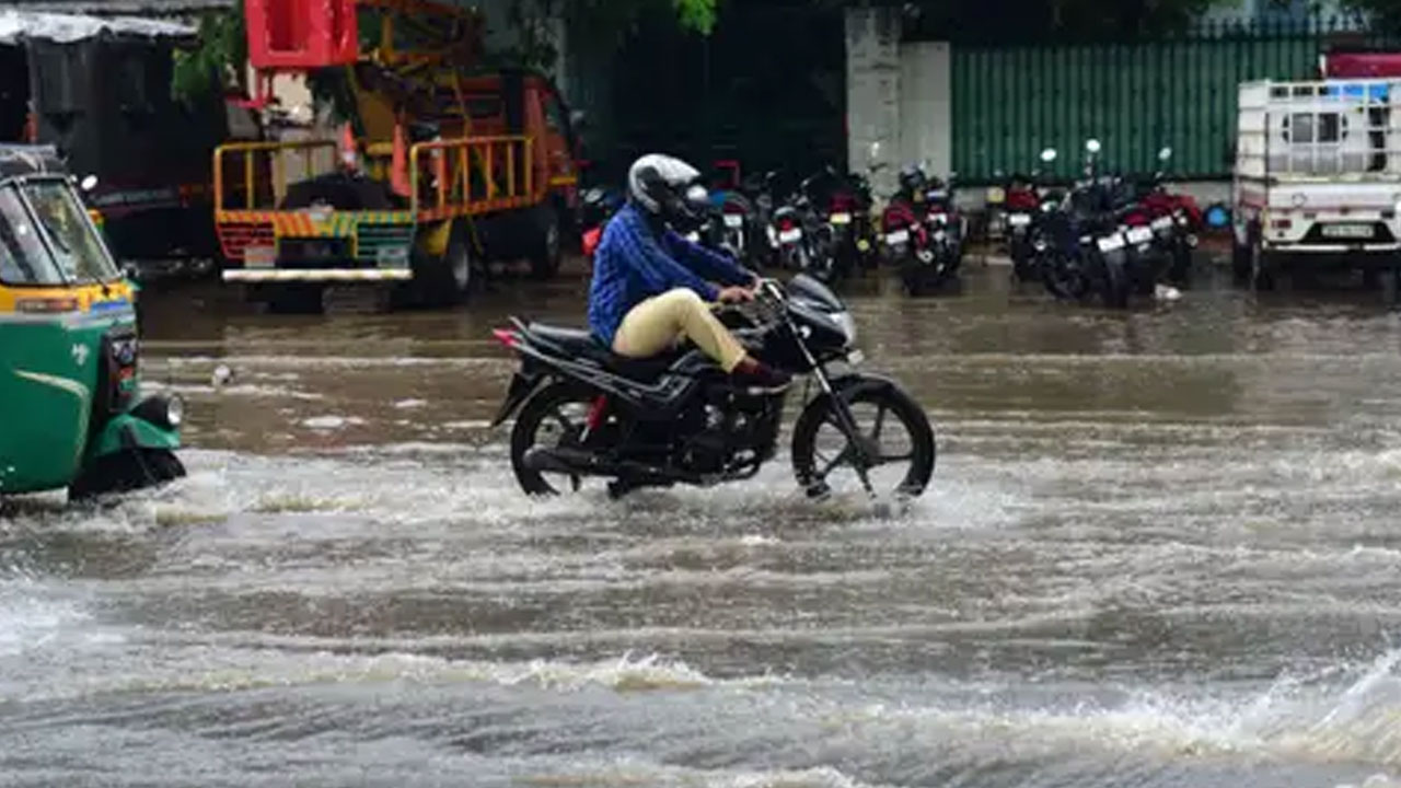 Hyderabad Rains : భాగ్యనగరాన్ని వీడనంటున్న వరుణుడు..