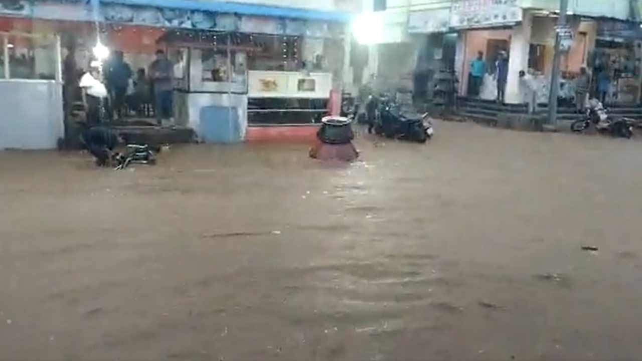 Hyderabad Rains : Heavy rain in Bhagyanagar.. Traffic jam