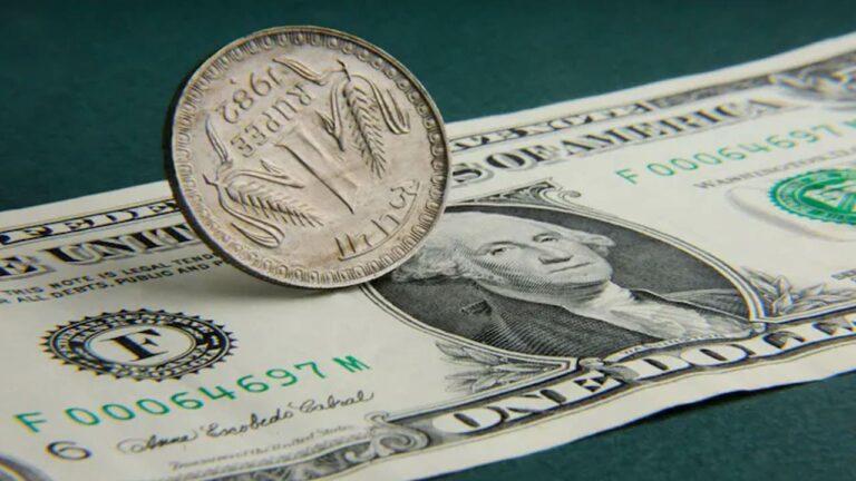 Breaking News: ఆల్‌టైం కనిష్టానికి రూపాయి విలువ..