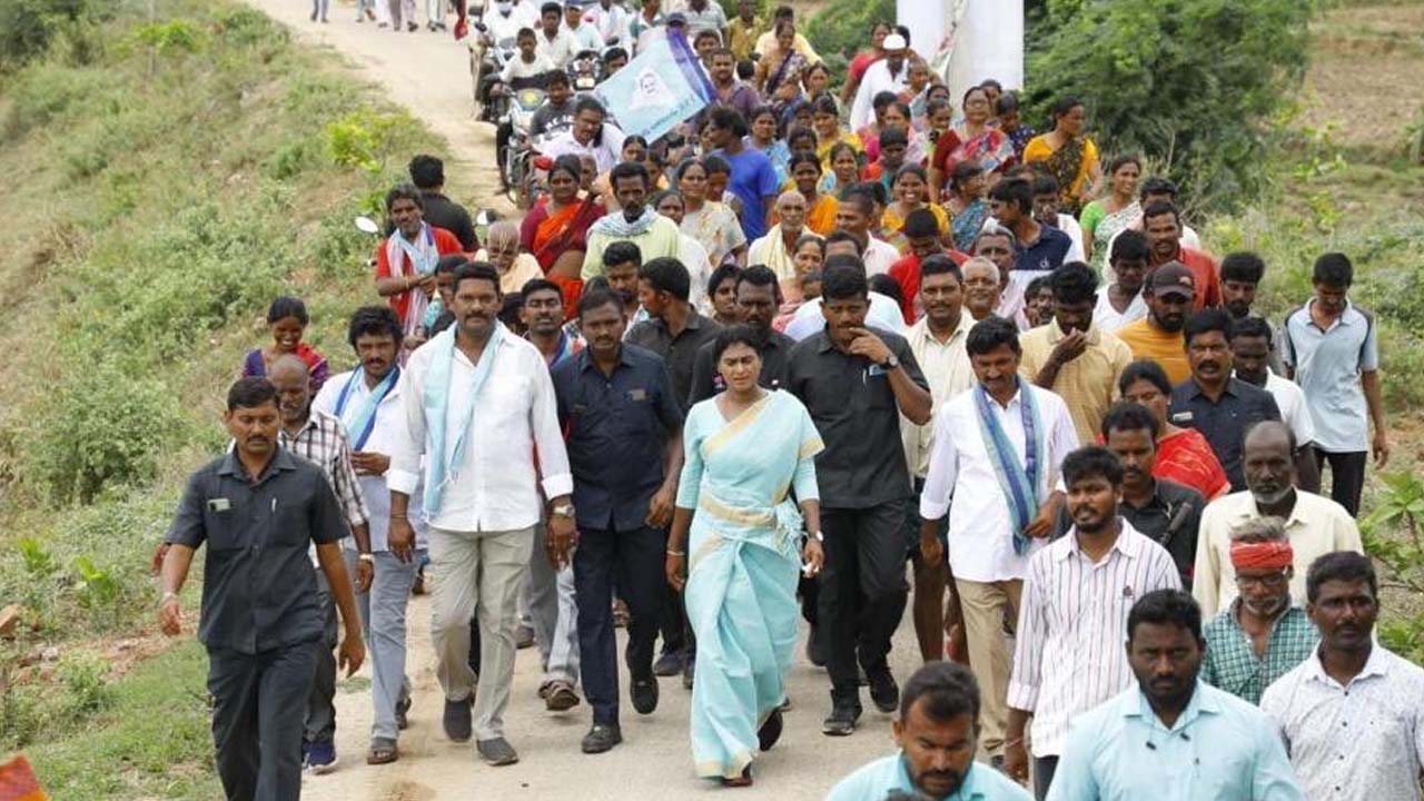 YS Sharmila: వైఎస్‌ షర్మిల పాదయాత్రకు బ్రేక్‌.. హైదరాబాద్‌కు షర్మిల..