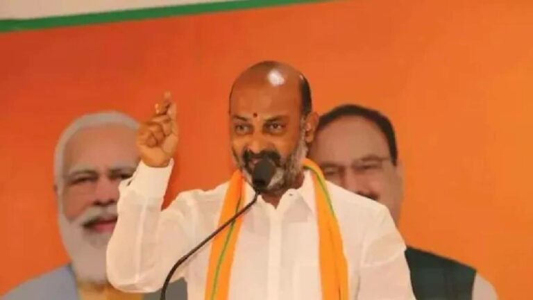 Bandi Sanjay: హైదరాబాద్ చుట్టూ ఉన్న భూముల కోసమే ధరణి తీసుకువచ్చాడు.