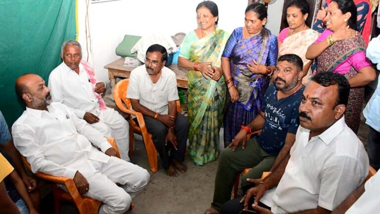 Bandi Sanjay: బీజేపీ జెండాను చూస్తే టీఆర్ఎస్ నేతలకు వణుకు